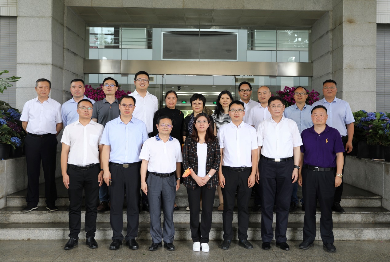 易游(中国)yiyou·官方网页版,与东南大学签订产学研战略合作协议，瞿磊获颁“东南大学至善教育贡献奖”
